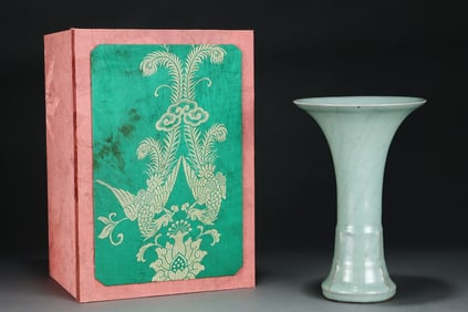 An Exquisite Guan yao Celadon Glazed Vase