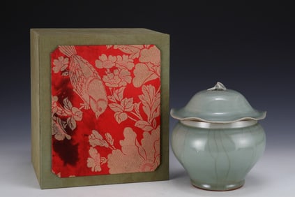 An Exquisite LongQuan yao lotusleaf Jar