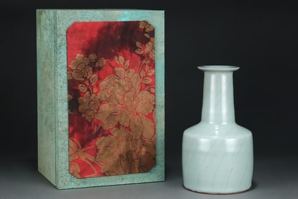 An Exquisite Guan yao Celadon Glazed Vase