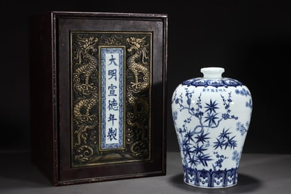 An Exquisite Blue and White Pine, Bamboo and Plum Blossom Pattern Vase