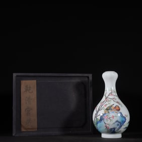 An Exquisite Enamel Flower and Bird Pattern Vase