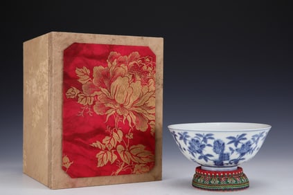An Exquisite Blue and White Flower Pattern Bowl
