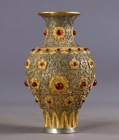 An Exquisite Gilt Flower Pattern Vase,Inlaid Gems