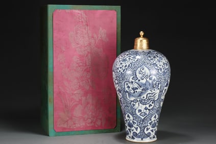 A Huge Blue and White Phoenix Cordceps Pattern Vase, with Gilt Cover