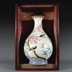 A Rare Famille-Rose Painted Gold Flower and Bird Pattern Vase