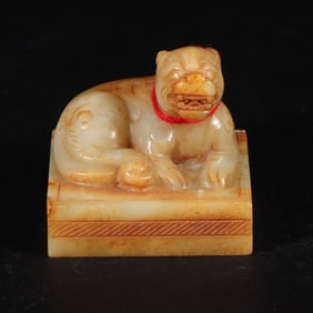An Exquisite Gaogu Jade Lion Pattern Seal