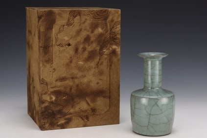 An Exquisite Guan yao Vase