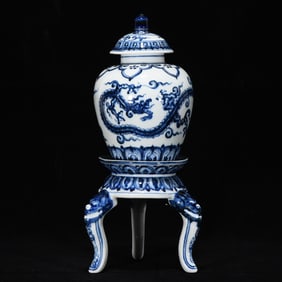 A Huge Blue and White Dragon Pattern Jar with Cover