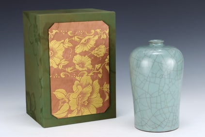 An Exquisite Guan yao Vase, with an Imperial Poem by Emperor Qianlong