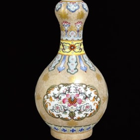 An Exquisite Famille-Rose Painted Gold Flower Pattern Vase