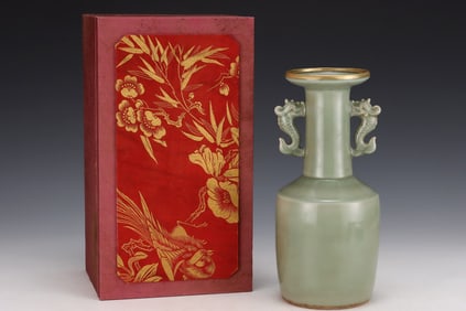 An Exquisite Longquan yao Cover with Gold Phoenix -Ears Vase