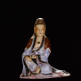 An Exquisite Porcelain Statue of Avalokitesvara