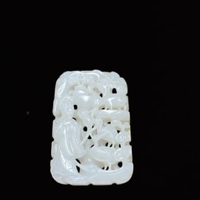 An Exquisite White Jade Figure Pattern Pendant