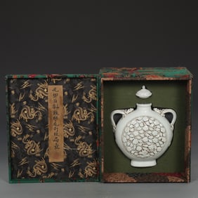 An Exquisite White Glazed Flower Pattern Double-Ears Bottle