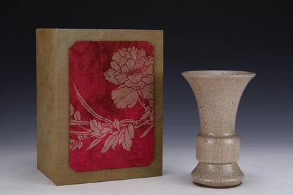 An Exquisite Ge yao Vase