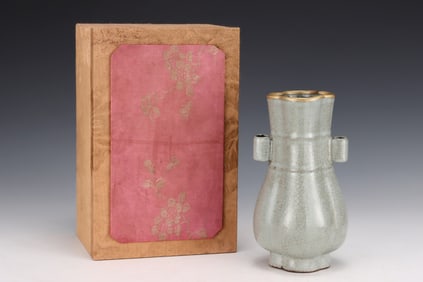 An Exquisite Guan yao Cover with Gold Double-Ears Vase