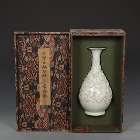 An Exquisite White Glazed Flower Pattern Vase