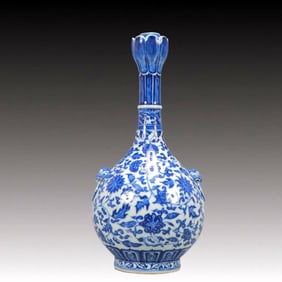 An Exquisite Blue and White Flower Pattern Double-Ears Vase