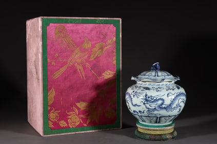 An Exquisite Blue and White Dragon Pattern Cover Jar