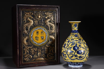 A Rare Blue and White Yellow Ground Lotus,Melon and Fruit Pattern Vase
