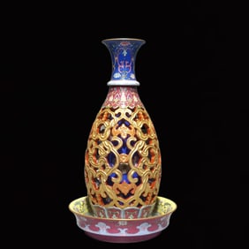 A Rare Yangcai Painted Gold Hollow Bats and Peach Pattern Gourd-Shaped Vase