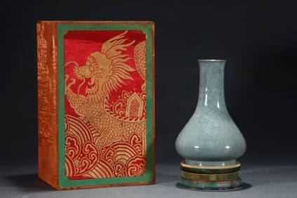 An Exquisite Guan yao Celadon Glazed Vase