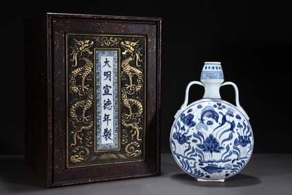 A Rare Blue and White Fish and Algae Pattern Double-Ears Vase