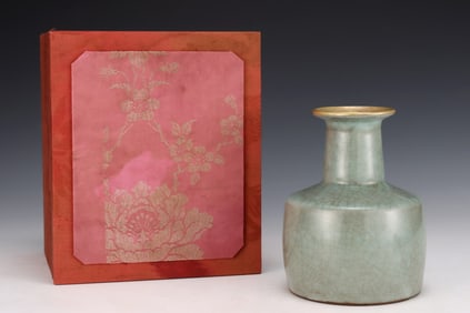 An Exquisite Guan yao Cover with Gold Vase