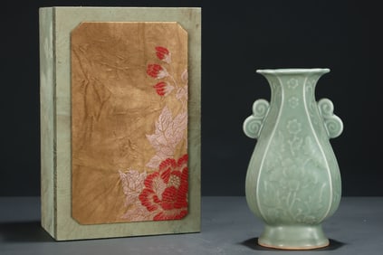 An Exquisite Longquan yao Celadon Glazed Flower Pattern Double-Ears Vase