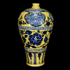 An Exquisite Yellow Glazde Blue and White Flower Pattern Vase