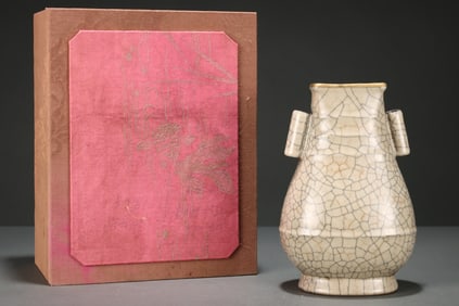 An Exquisite Ge yao Cover with Gold Double-Ears Vase