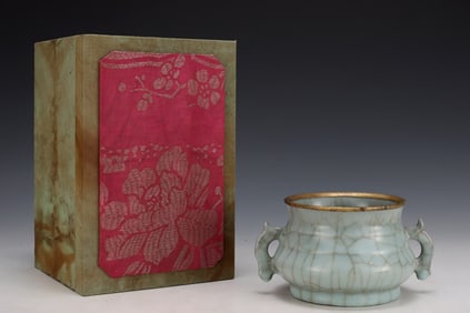 An Exquisite Guan yao Fish-Ears Cover with Gold Censer