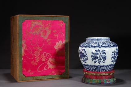 An Exquisite Blue and White Flower and Fruit Pattern Jar