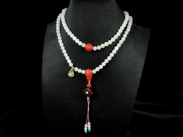 An Exquisite White Jade Necklace