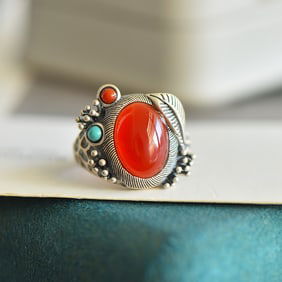 An Exquisite Sterling Silver Inlaid Agate Ring
