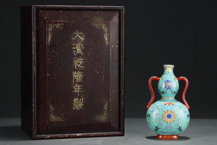 A Rare Famille-Rose Outline in gold Flower Pattern Double-Ears Gourd-Shaped Vase