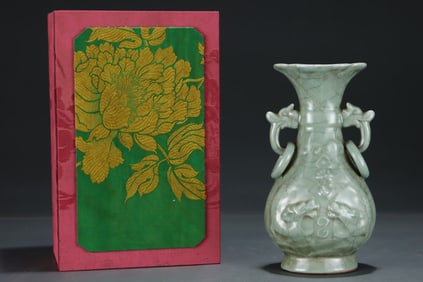 A Rare Guan yao bean green glaze dragon pattern double-eared vase