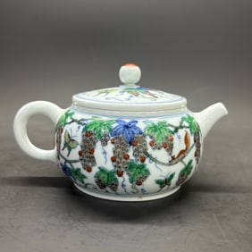 A Rare Doucai Butterfly squirrel Grape Pattern pot