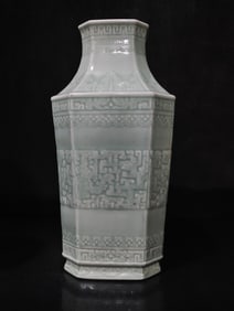 A Rare Cai yao Pea-green Glaze Square Vase