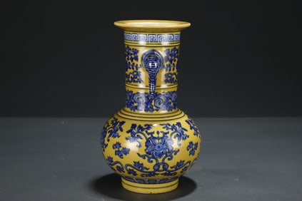 A Rare Blue and white yellow glaze flower pattern vase