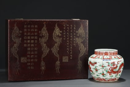 A Rare Red and green color dragon pattern jar