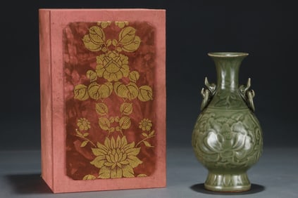 A Rare Longquan yao bean green glaze flower pattern double-eared vase