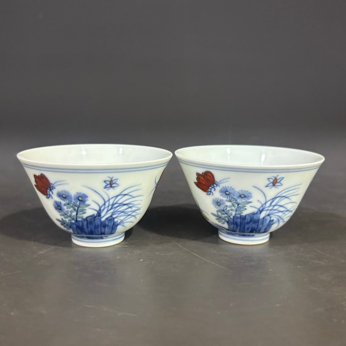 A pair of Rare Doucai Sanqiu Pattern Cup: A pair of Rare Doucai Sanqiu Pattern Cup,Ming Dynasty, China,Chenghua Six-character Mark,Size:1.6inx2.8in 一对斗彩三秋杯,中国明代,