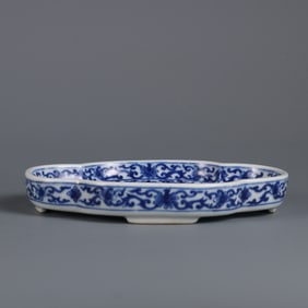 A Rare  Blue and White Imperial Inscribed Poem Begonia shaped Teapot Stand