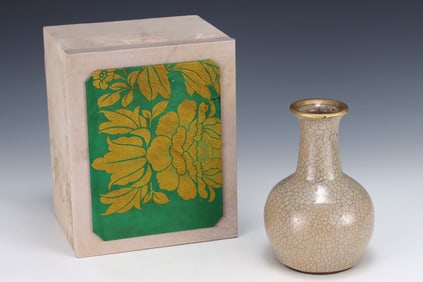 A Rare  Ge yao Ice Crackle Pattern Vase,with an Imperial Poem by Emperor Qianlong