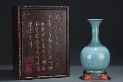 A Rare Ru yao sky blue glaze ice crackle pattern vase