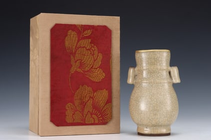 A Rare  Ge yao Ice Crackle Pattern Double-Ears Vase