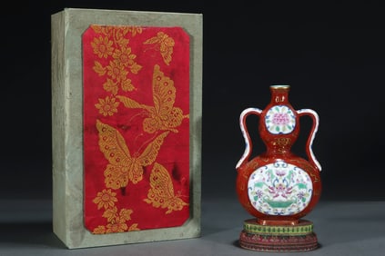 A Rare Famille-Rose Red Glazed Outline in gold Flower Pattern Double-Ears Vase