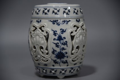 A Rare Blue and White Flower and Bird Pattern Plate