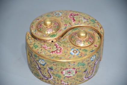 A Rare Famille Rose Gilded Interlocking Lotus Landscape Pattern Double-Eared Vase